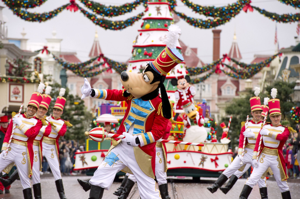 characters Disneyland paris christmas parade