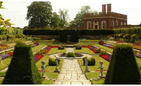things to do at Hampton Court Palace