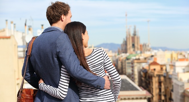 Couple looking at the Sagrada Familia